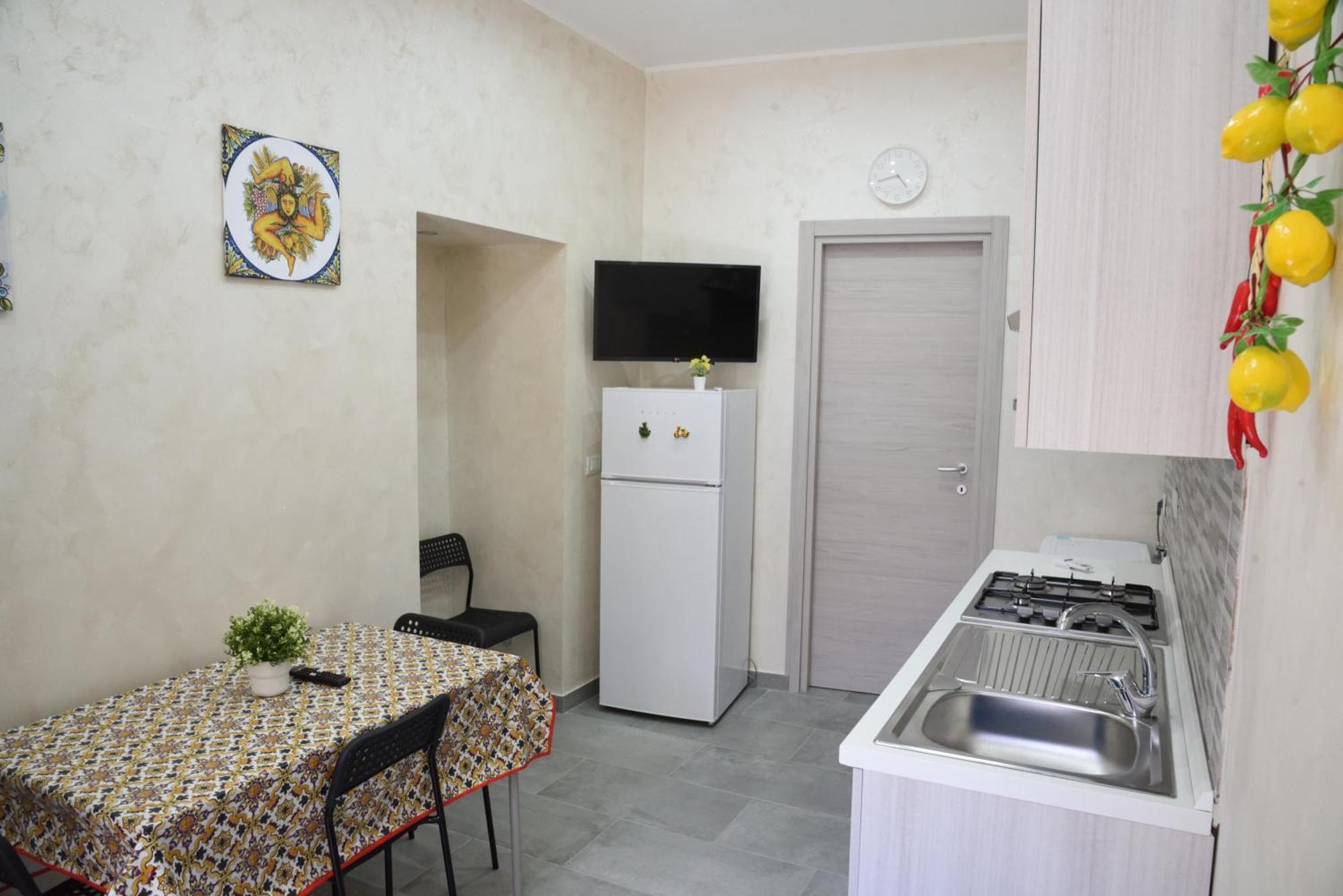 Family House Apartment Catania Bagian luar foto