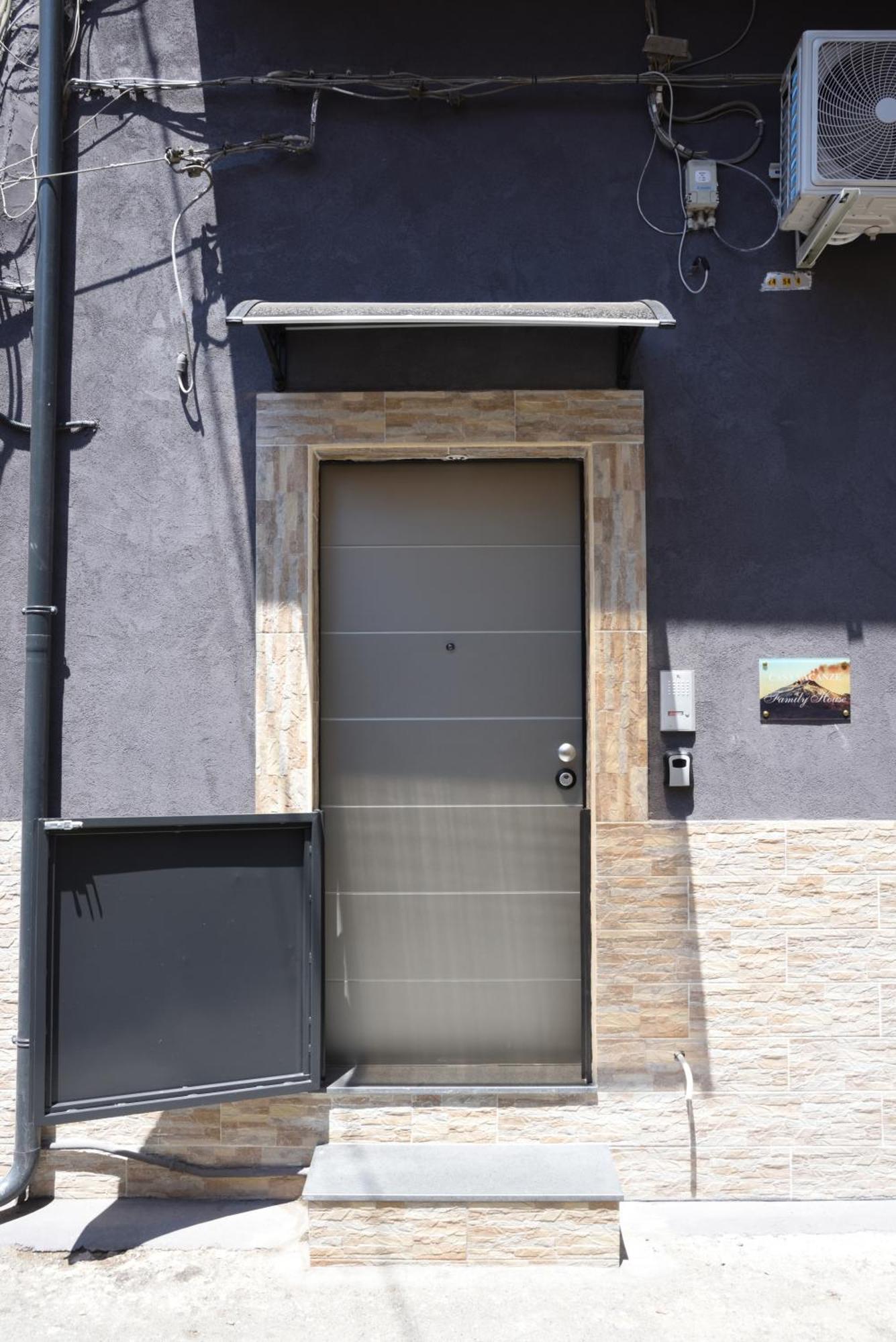 Family House Apartment Catania Bagian luar foto