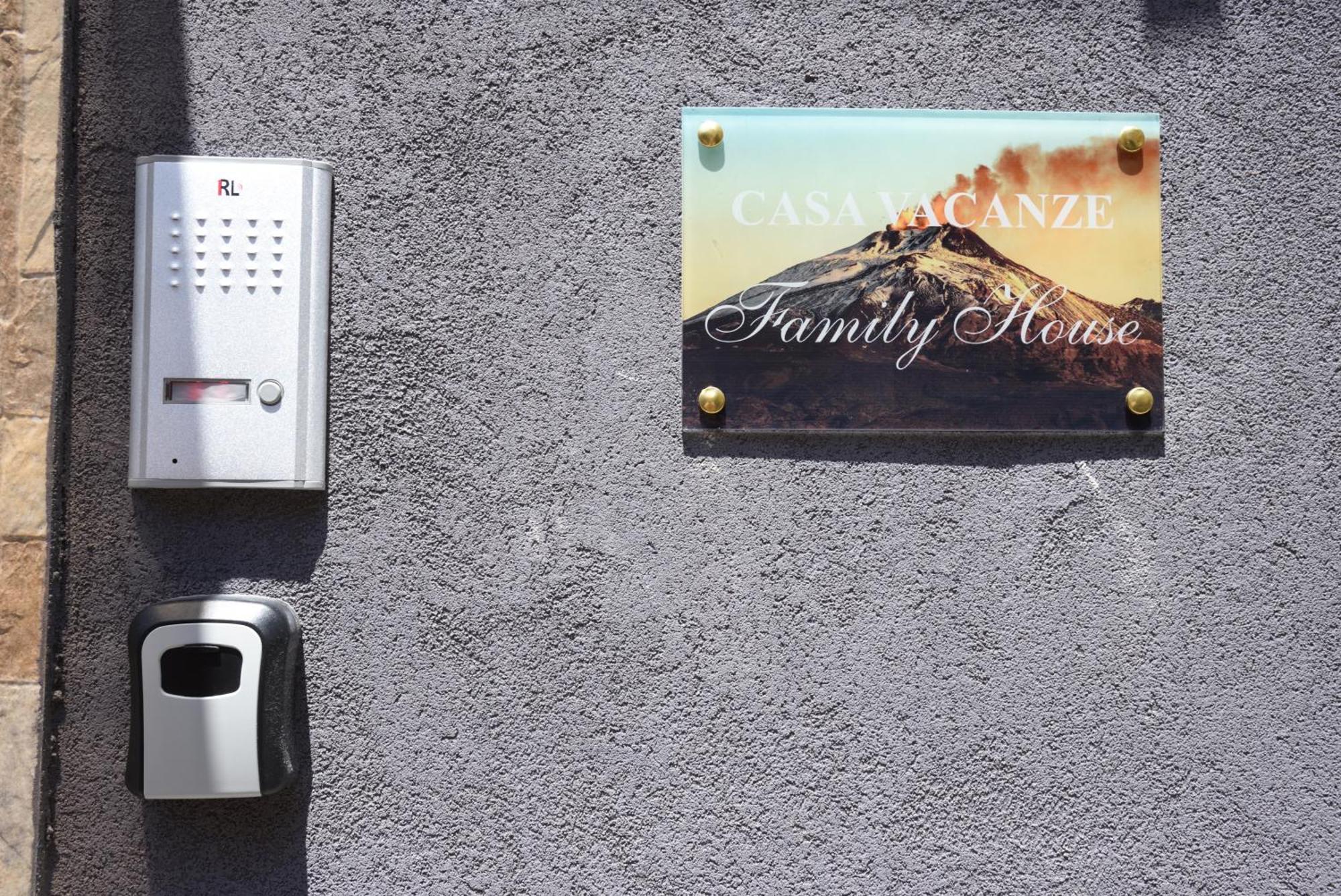 Family House Apartment Catania Bagian luar foto
